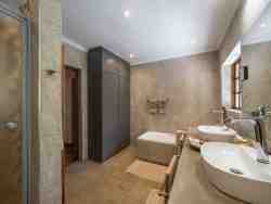 Manor House I Bathroom