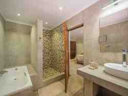 Manor House 1 I Bathroom