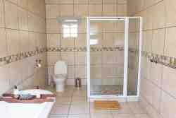 Kiaat Cottage Bathroom