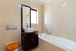 Bathroom with bath/shower