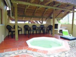 Outside braai area with cold-water jacuzzi