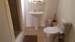 Ladismith Mountainview Self-catering unit en suite bathroom with shower