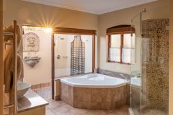 Oliver's - Executive Suite Bathroom