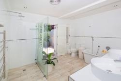 Gizmo Suite Bathroom