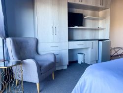 Deluxe Semi self-catering unit  (9 & 10) - Seating & Entertainment