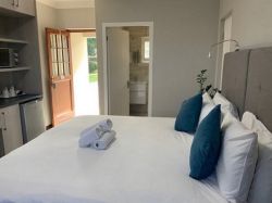 Standard Ground floor self-catering unit 1 - Bed (King size or Twin - please specify)