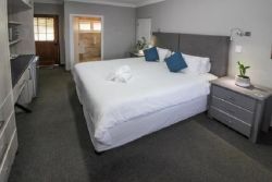 Standard Ground floor unit (2 - 4) - Bed (King size or Twin - please specify)