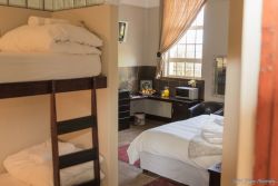 Musiek - spacious family room with kingbed and bunker ideal for smaller kids