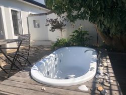 Sabonka room with bath outside