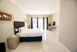 Unit 1 - main bedroom en suite