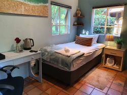 Chardonnay economy single room (3/4 Bed). On-suite bathroom / shower. Netflix TV in Room