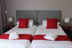 Phoenix Lodge - Luxury Twin/King room.  Self catering.