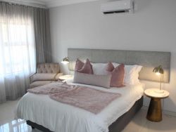 Standard Room (Queen Size bed )