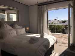 Quay West Holiday Home - Interior - Master bedroom with ensuite bathroom