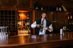 Queen's Hotel : Bar at the Colony on the Queen's Hotel premises