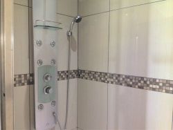 Queensrest 2, shower