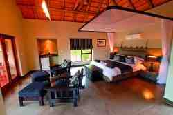 Buffalo Lodge: Each spacious air-conditioned unit has high thatched ceilings and a huge, built-in king-size bed, as well as large sliding doors that open onto a private deck with double recliners.