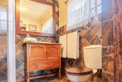 Re a Lora Lodge Bedroom with En-Suite Bathroom