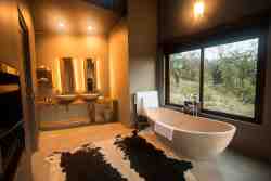 Honeymoon & Luxury Bush Villa bathroom