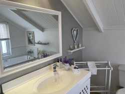Robin's Nest Bathroom
