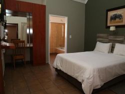 Standard Queen Room 