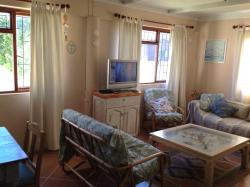 SeaBreak cottage features an airy open plan dining, living and kitchen area