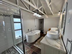 African Whisper Full Bathroom