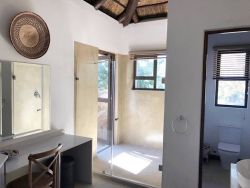 Shobi Chalet 1 Bathroom 2