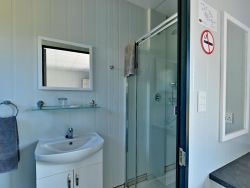 Bathroom for all room types