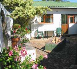 Snails' End Cottage - barbecue patio