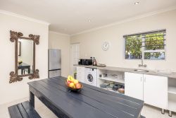 Dennis Cottage kitchenette