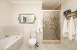 Dennis Cottage bathroom