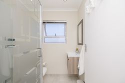 George Apartment bathroom