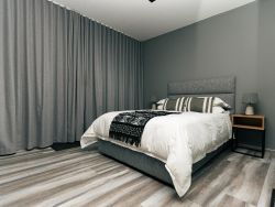 Deluxe Queen Room - Meadowlands Bedroom