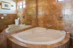 Bay Window Studio en-suite
