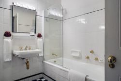 3 bedroom apartment bathroom