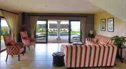 Lounge & Pool
