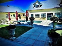 Courtyard pool for guests to enjoy. 