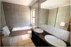Big Studio bathroom