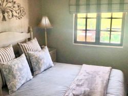 Agapanthus Cottage bedroom 2