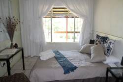 Chalet Roan - bedroom with double bed