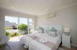Daisy Room: Twin Beds with Sea View Bath and Shower