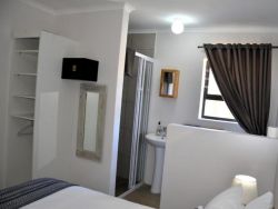 Main Bedroom with en-suite bathroom