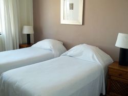 Twin room with en-suite bathroom