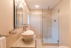 Apartment 2 Bathroom
