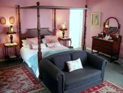 Queen room