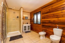 Bathroom (identical in all rooms)