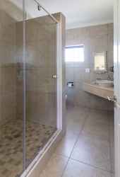 Studio 1, Shower/Toilet