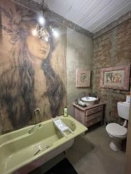 XOXO Suite Bathroom