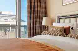 Bed - king size - luxurious bedlinen